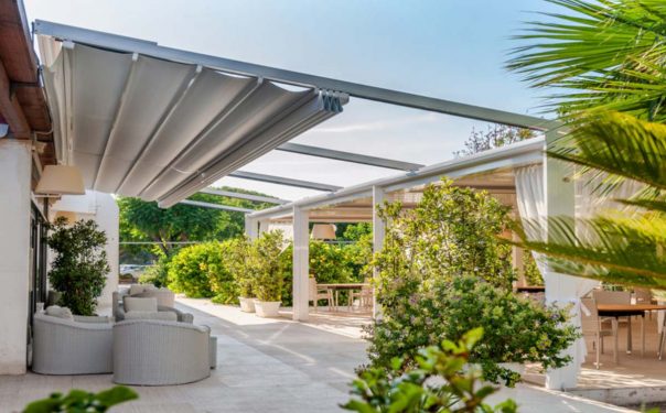 Tenda a pergola in alluminio KE A100 a tetto inclinato